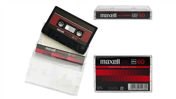 نوار کاست Maxell UD-60U با طراحی رترو قرمز و مشکی