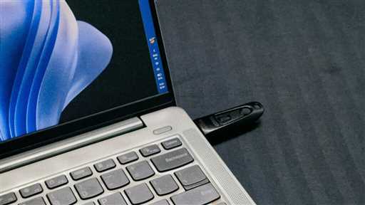 فلش مموری USB متصل به لپ‌تاپ ویندوزی و اطلاعات ثبت‌شده دستگاه در سیستم عامل